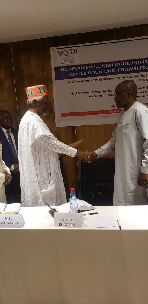 NDIGuinee's tweet photo. Remise des propositions pour une transition apaisée des 4 Coordinations régionales de la Guinée au NDI par le Kountigui Al Poular lors de la session de rencontre au compte de la mission d’évaluation technique encours du NDI. @ndiafrica @NDI https://t.co/swQm8kxLVz