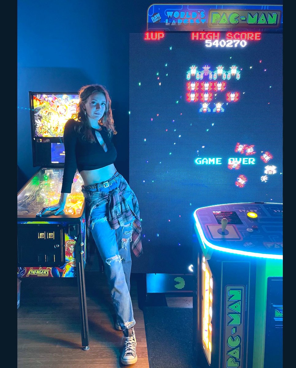 emmmazonian's tweet photo. my face when he says he wants to bend me over the pinball machine 👾 https://t.co/GFZFNwOWIs