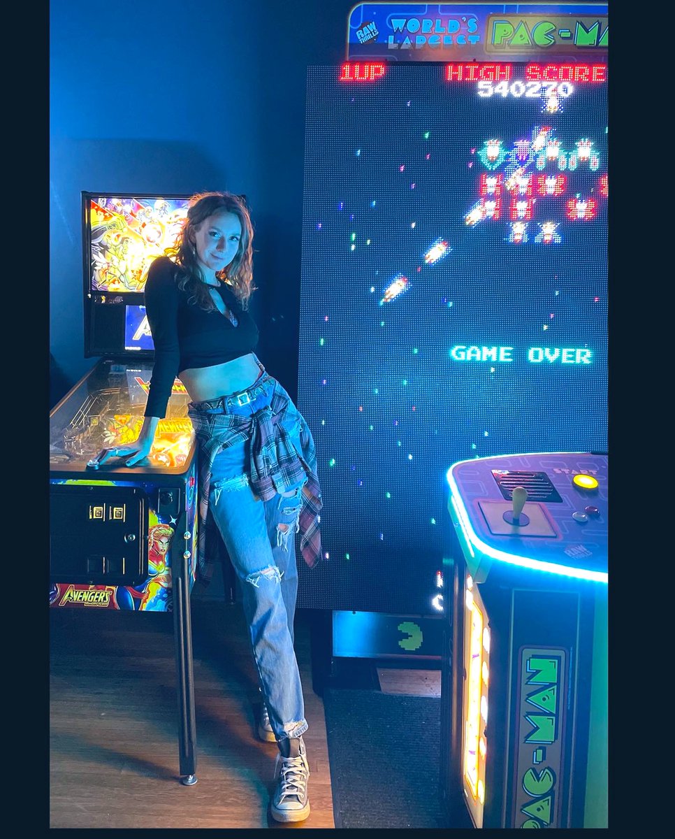 emmmazonian's tweet photo. my face when he says he wants to bend me over the pinball machine 👾 https://t.co/GFZFNwOWIs