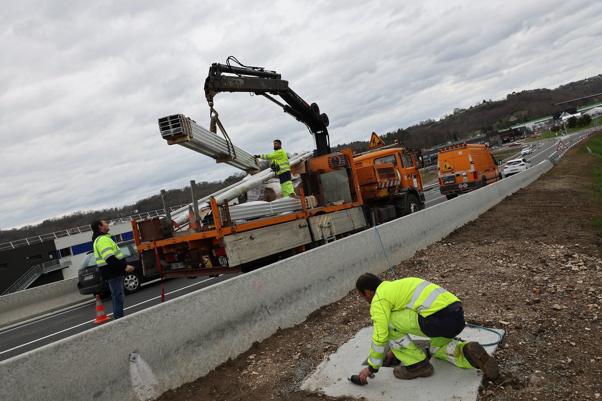 Departement19's tweet photo. 🏗️| Le chantier de la déviation de #Malemort touche à sa fin 

Avec 6 mois d'avance sur le calendrier annoncé, la nouvelle voie d'1,9km reliant la RD1089 à la RD921 sera ouverte à la circulation ce jeudi 17 mars !

Un investissement de 13 millions d'€ (H.T) du @Departement19 https://t.co/CSSZMQUzlU