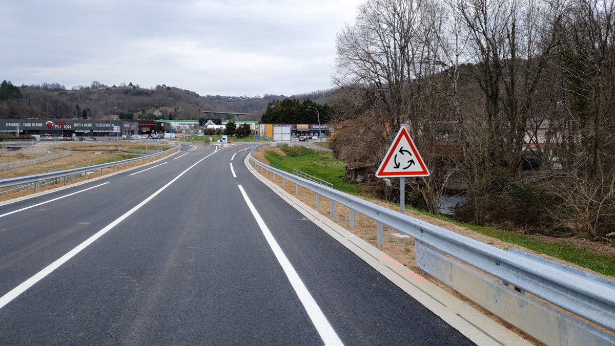 Departement19's tweet photo. 🏗️| Le chantier de la déviation de #Malemort touche à sa fin 

Avec 6 mois d'avance sur le calendrier annoncé, la nouvelle voie d'1,9km reliant la RD1089 à la RD921 sera ouverte à la circulation ce jeudi 17 mars !

Un investissement de 13 millions d'€ (H.T) du @Departement19 https://t.co/CSSZMQUzlU
