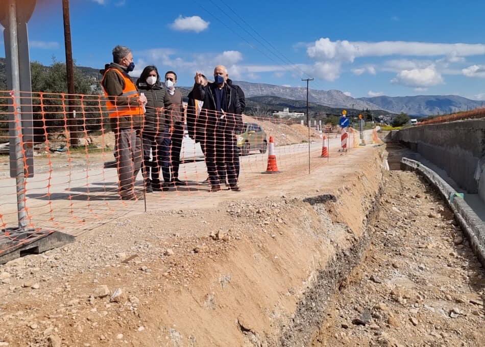 TagarasNikos's tweet photo. Αυτοψία στους Αγίους Θεοδώρους, σε ένα από τα βασικά σημεία όπου εκτελούνται αντιπλημμυρικά έργα στον στον αυτοκινητόδρομο Ελευσίνας - Κορίνθου με Δημ. Λουτρακίου Περαχώρας Αγίων Θεοδώρων Γ. Γκιώνη, αντιδ. Σ Ράτη κ εκπροσώπους της αναδόχου τεχνικής εταιρίας.
#ypen #αντιπλημμυρικα https://t.co/zEQWV5eAm7