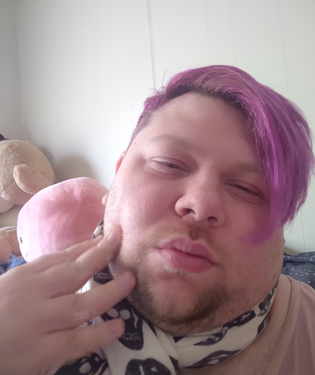 ImAKudosBear's tweet photo. The "fuck me" energy is so strong with these 🥵 
Also ugh bad skin day 😩

#ImAKudosBear #Kcub #kudos #hairdye #pinkhair #chubbygays #chubby4chasers #gaybear #Bears #gainers #hungry #horny https://t.co/p3msa7jkWe