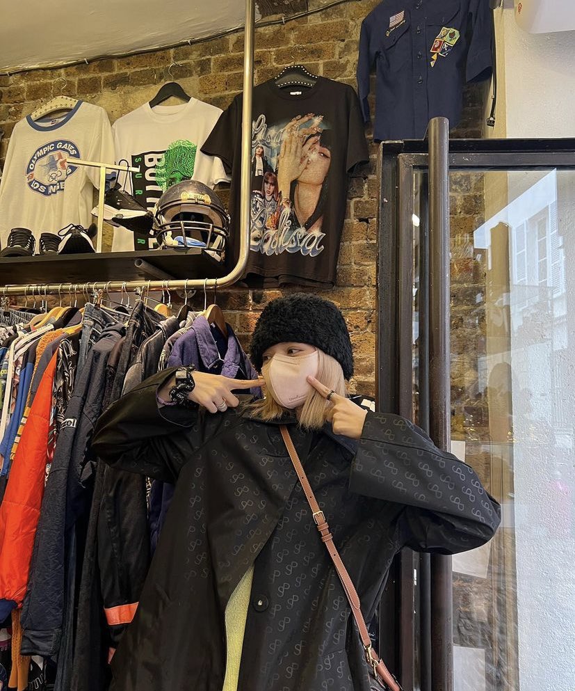 iamkoyjung's tweet photo. ระหว่างเจ้าของร้านขายเสื้อวินเทจที่เจอลิซ่ามาร้าน กับ ลิซ่าที่เจอเสื้อหน้าตัวเองแขวนอยู่ ~ ใครจะตื่นตกใจมากกว่ากัน 555555 😂🤣 https://t.co/8Cg0ZRzDQP