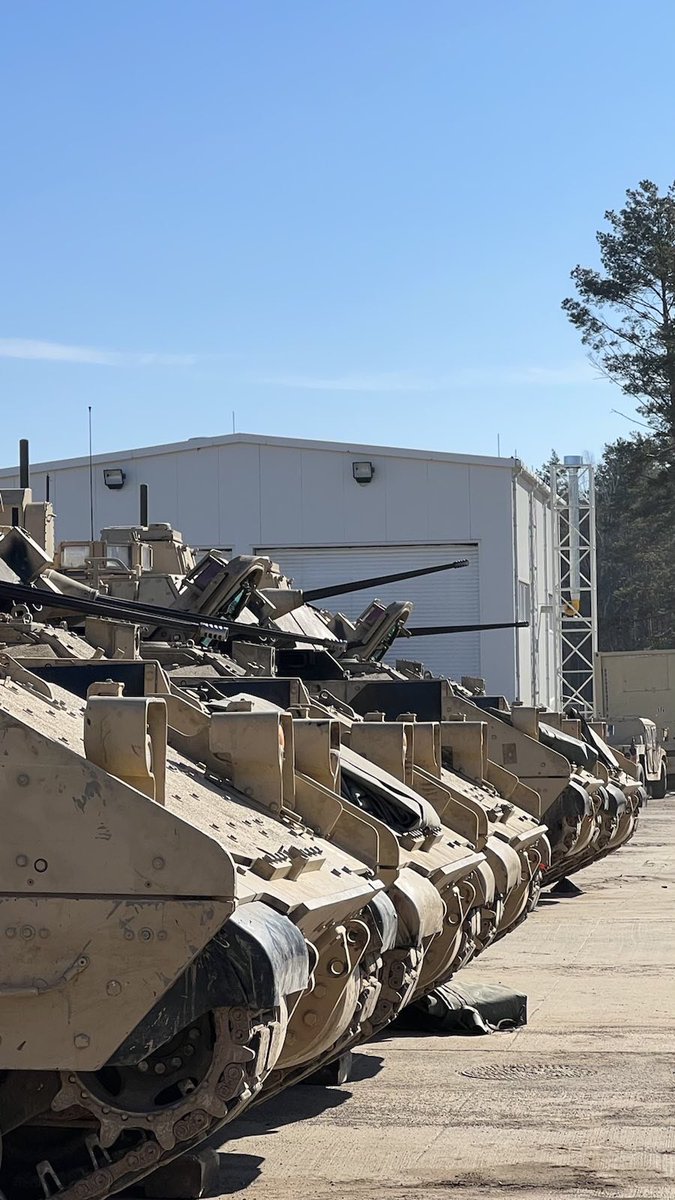 burts_knights's tweet photo. What day is it? #MotorpoolMonday in Pabrade, Lithuania!  Burt’s Knights #Soldiers start off the week with mainenance focused Leader Professional Development followed by Preventative Maintenance Checks and Services to maintain Readiness! #StrongerTogether #WeAreNATO #BigRedOne https://t.co/KvgNy8FD0x