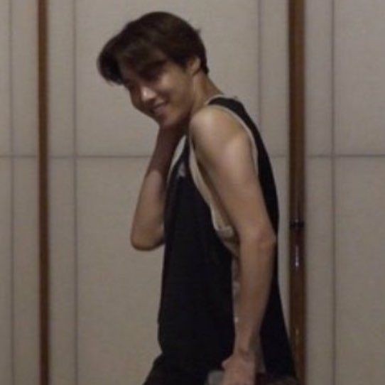 hourlydilfhobi's tweet photo. HIS ARMS 😩 https://t.co/iRnYSVJNLY
