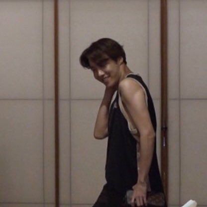 hourlydilfhobi's tweet photo. HIS ARMS 😩 https://t.co/iRnYSVJNLY