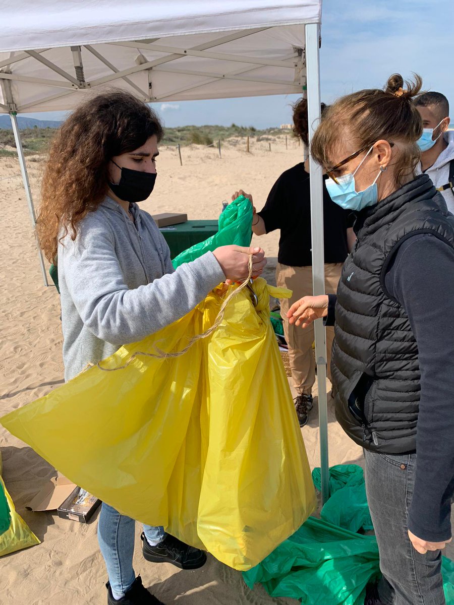 MasterMEMIC's tweet photo. El jueves pasado los alumnos del #MásterMEMIC participaron en la limpieza de la playa del Ahuir, evento organizado por @AEucrante en el que también participaron @BIOagradables, #AmericanSpaceUPV y #MardeMadera ♻️🏖️ https://t.co/sPzQzwupoW