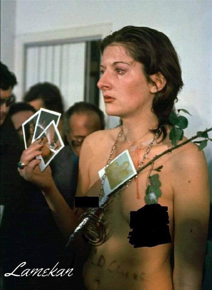 İNSANLIĞIN KARANLIK YÜZÜ.

1979 yılında o zamanlar henüz pek tanınmamış olan performans sanatçısı Marina Abramovic, gösteri sanatları tarihinin en unutulmaz, en konuşulan ve belki de en korkunç gösterilerinden birini gerçekleştirdi. Rhythm 0 adını verdiği bu gösteride,