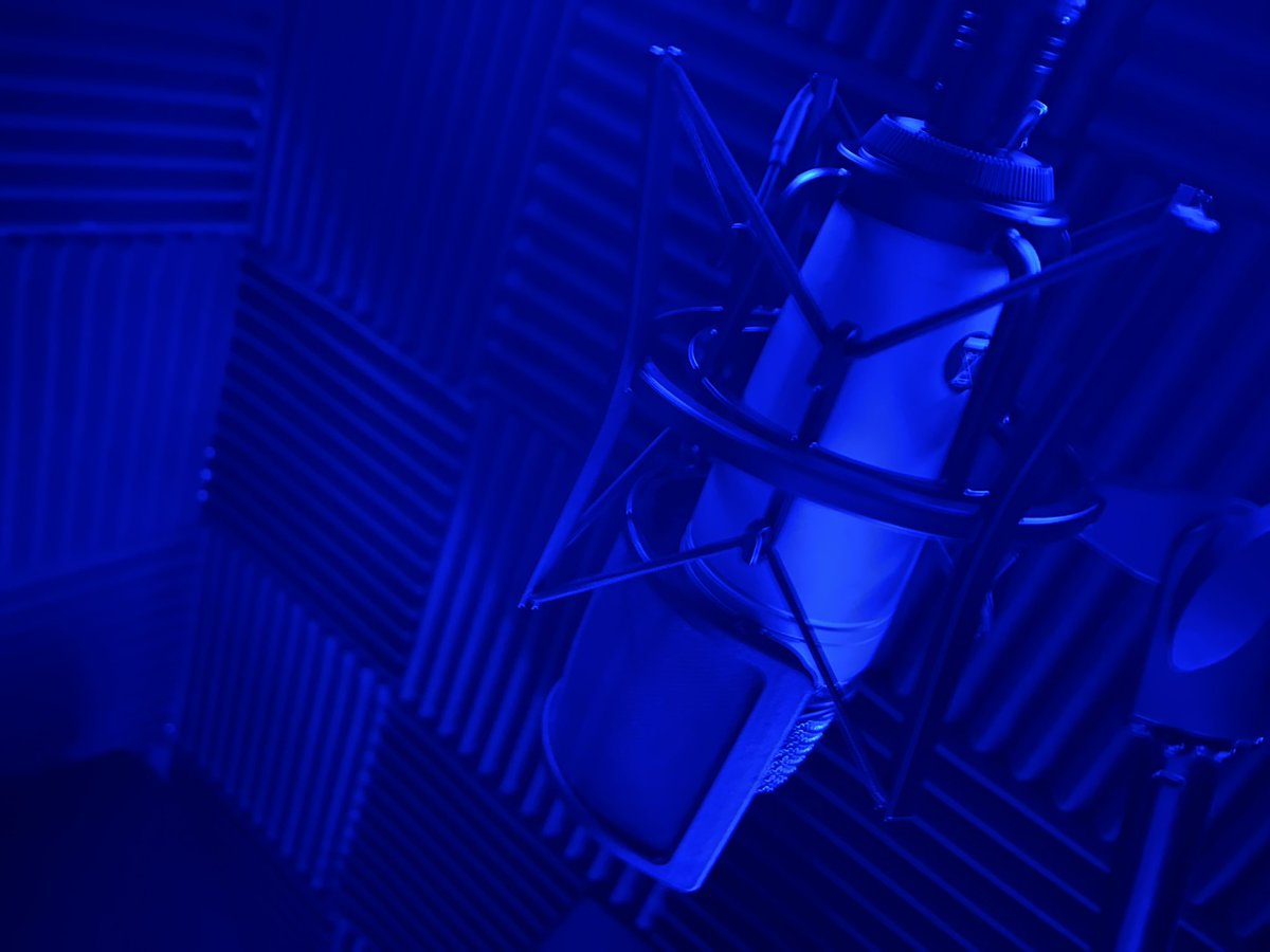 ItsRobertDunne's tweet photo. It’s not the most spacious booth, but it’ll do. #VoiceOver #AtHomeVObooth #RemoteVoiceOver #VObooth https://t.co/Ql4RmvJmwI