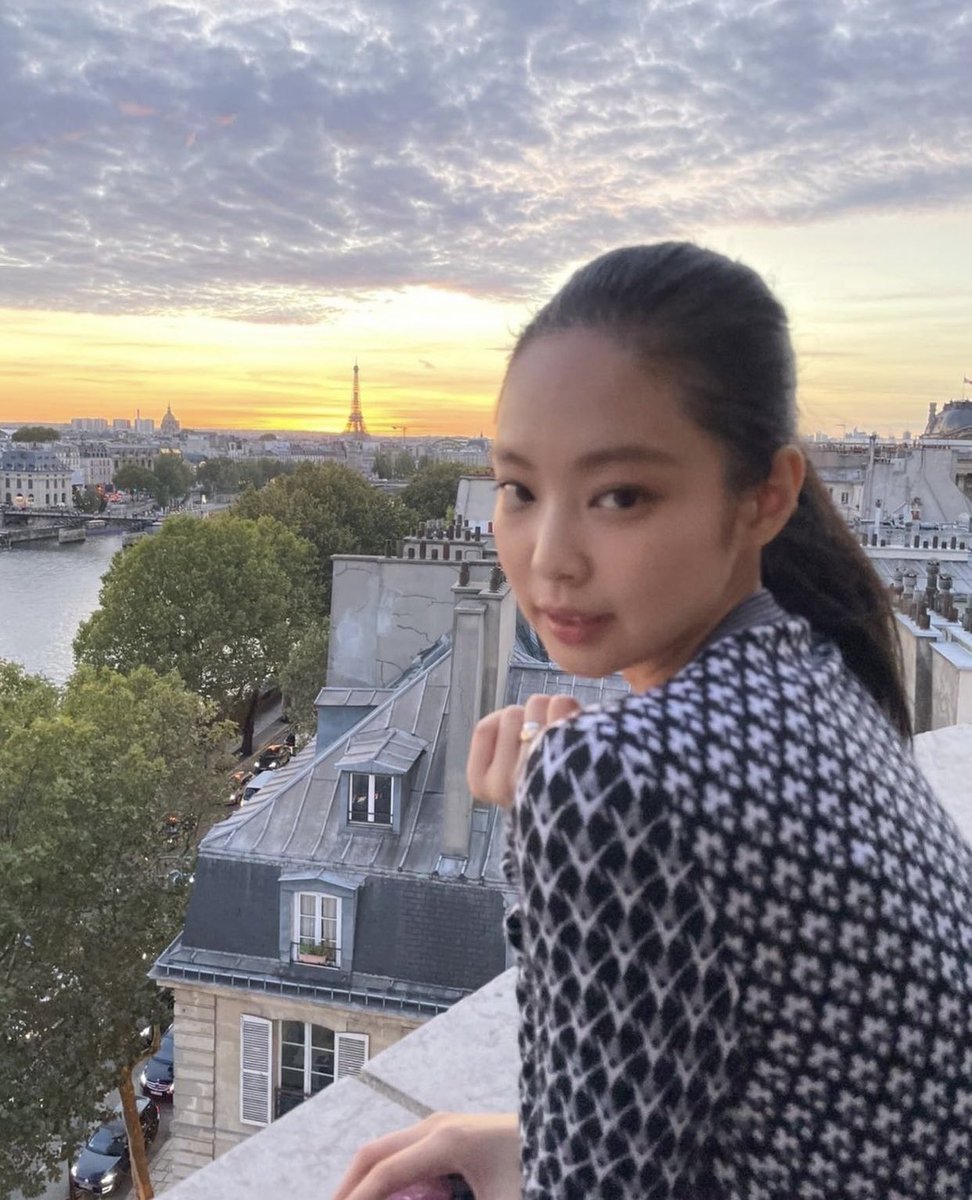 jenlisafeed's tweet photo. pov: you’re in paris with jenlisa https://t.co/RAw4XBw0Ql