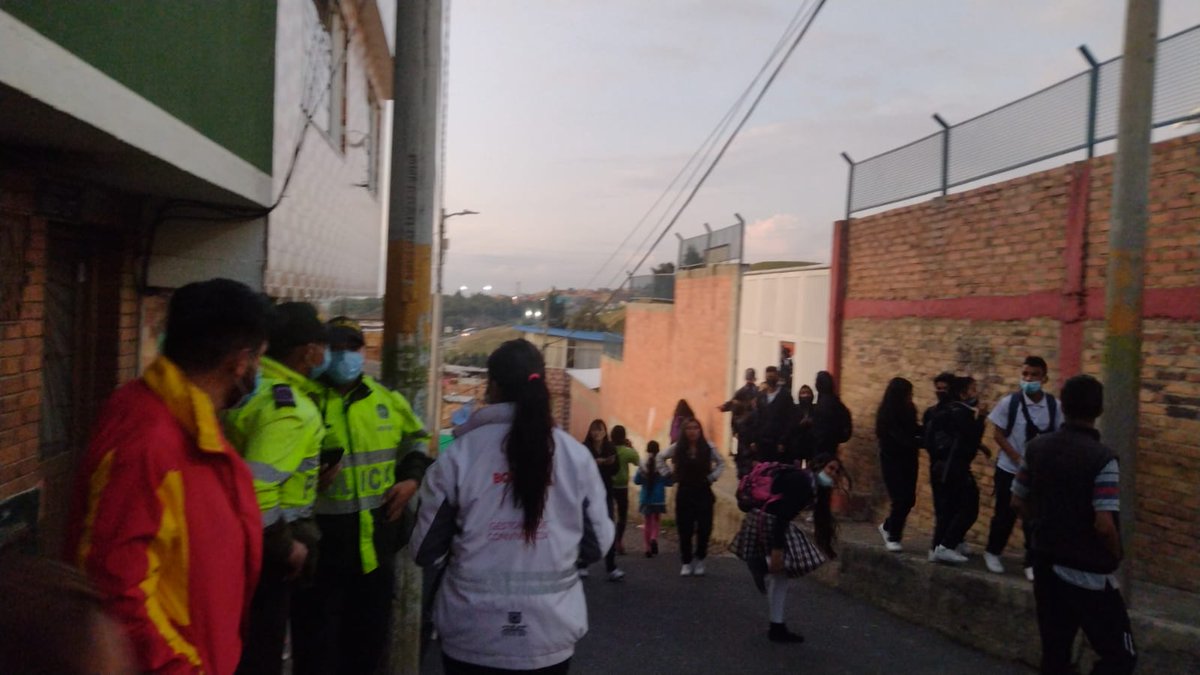 UsmeAlcaldia's tweet photo. #NuestraLabor ✅ El equipo de Seguridad y Convivencia y la Policía Nacional realizaron una jornada de sensibilizacion a estudiantes y padres de familia sobre rutas de atención en el marco de la estrategia mi colegio entorno seguro en el Colegio Usminia
#EnUsmeSíPodemos https://t.co/pgza6JD6ey