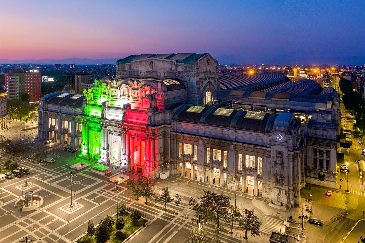 MickeyFalzone's tweet photo. Hello Fam !! 
Wishing you a great week i'd love to share some background info regarding some of the pieces in my @sloikaxyz #worldbelow series. link at the ned of the 🧵
Let's start with one of my favourites,
👉Milan Central Railway station!🚉
1/5🧵 https://t.co/TQ2MZV98DF