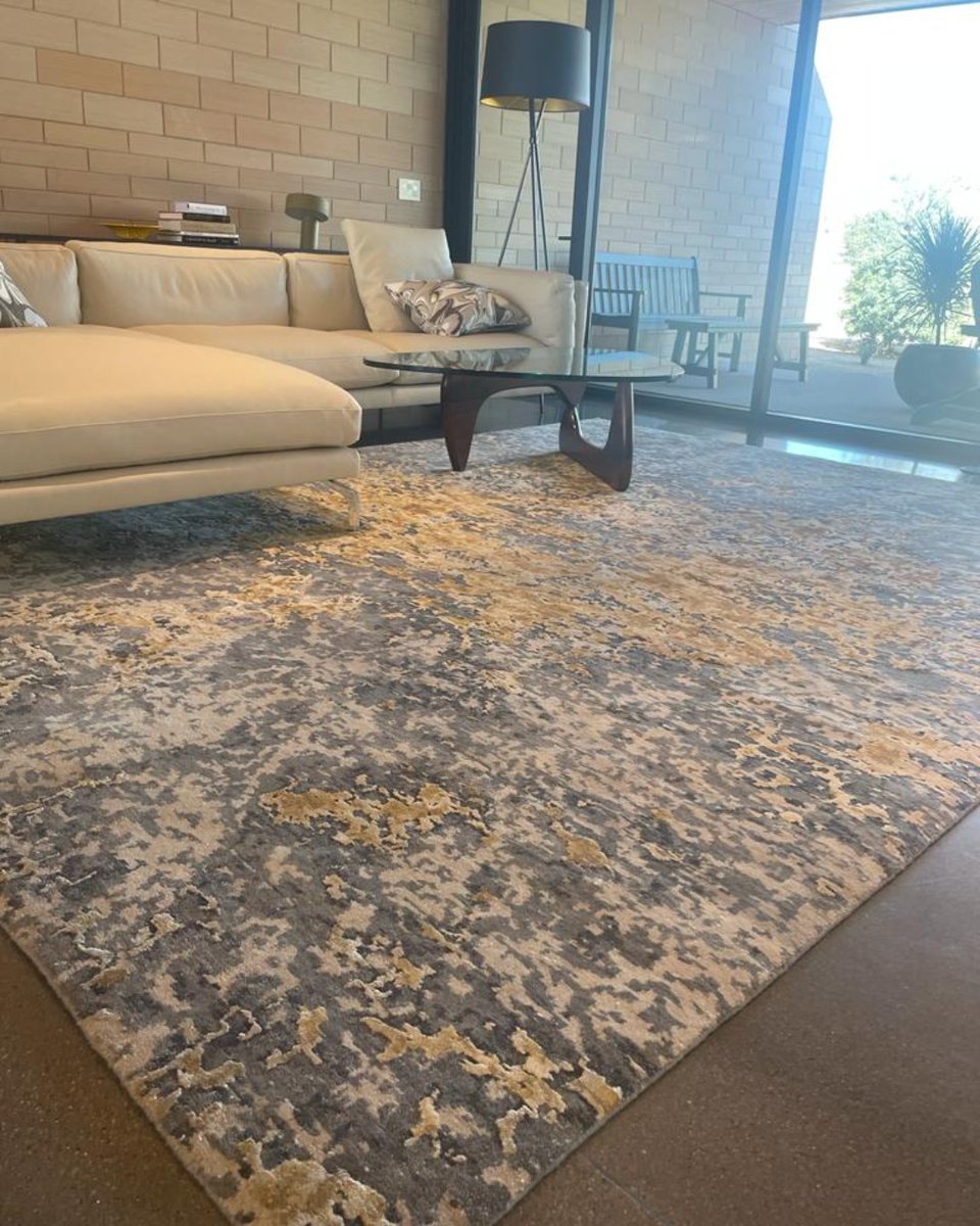 A beautiful contemporary rug to go with this neutral room...The perfect touch! 

#alyshaanfinerugs #contemporaryrugs #homedecor #interiordesigns #handknottedrugs #rugs #arizona #largestinventory