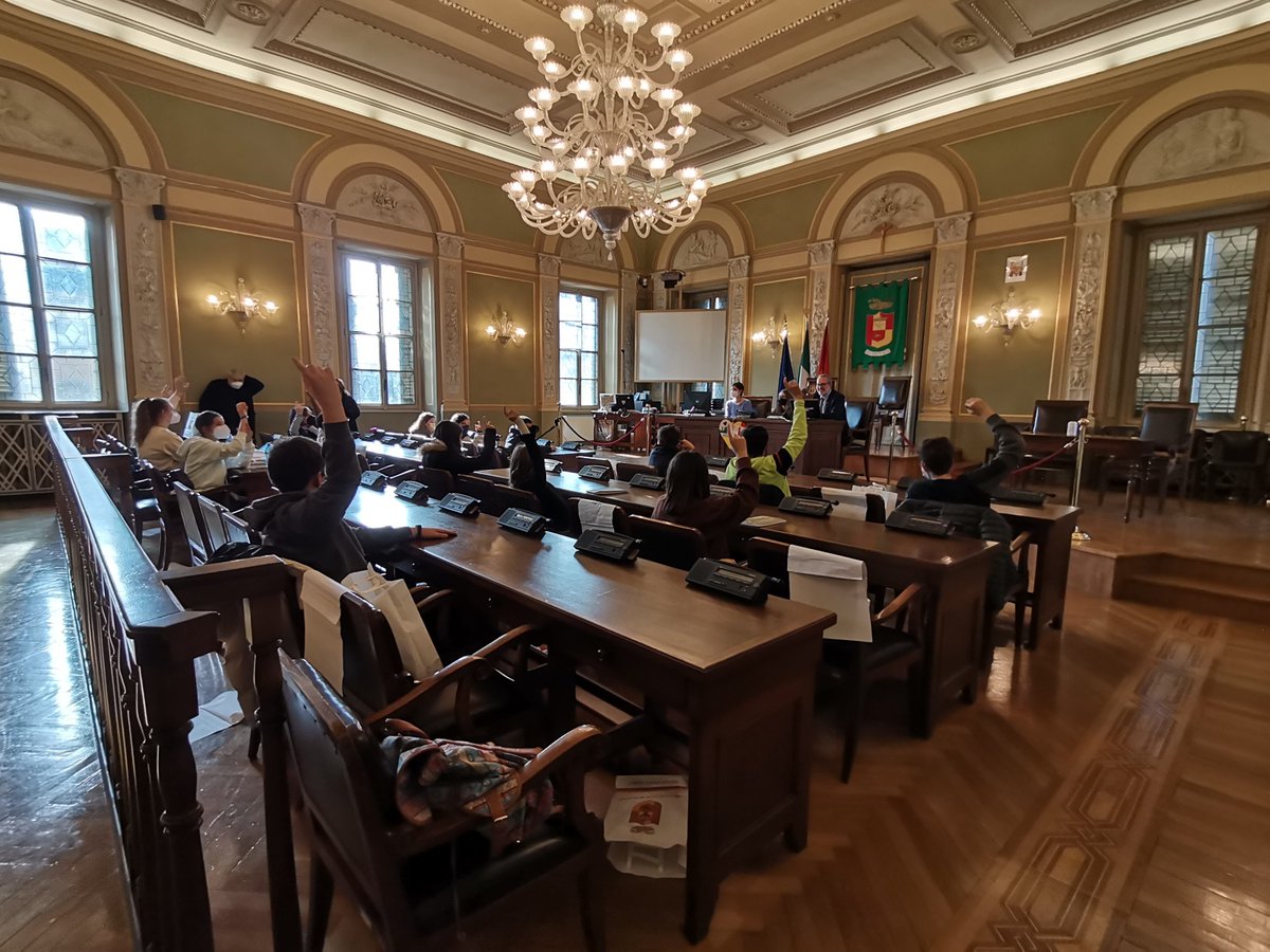 provinciaBg's tweet photo. Grazie di cuore a tutti i componenti del Consiglio comunale dei ragazzi di #Treviolo e agli accompagnatori che oggi ci hanno visita in #viaTasso, per ammirare il Palazzo della Provincia e simulare un Consiglio provinciale sotto la guida del Presidente #PasqualeGandolfi. https://t.co/l9QvqaeT6a