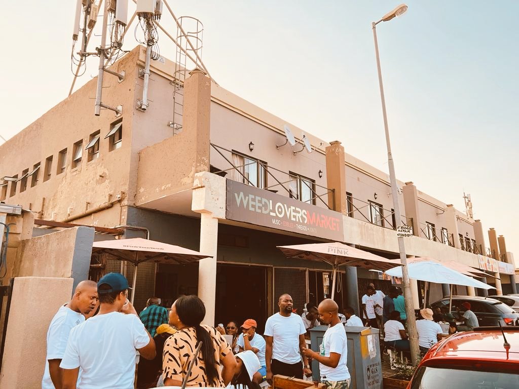 weedloversstore's tweet photo. Sundowners during our "Vinyl Sessions" yesterday at the store was a remarkable experience... A big s/o to the disc jokers 🔥🔥🔥
'Without Music Life Would Be A Mistake' ~ The WLM way ❤️🍃~
#LessIsMore #LoversOfMusic #MovementForTheKOOL https://t.co/meJtaIraen