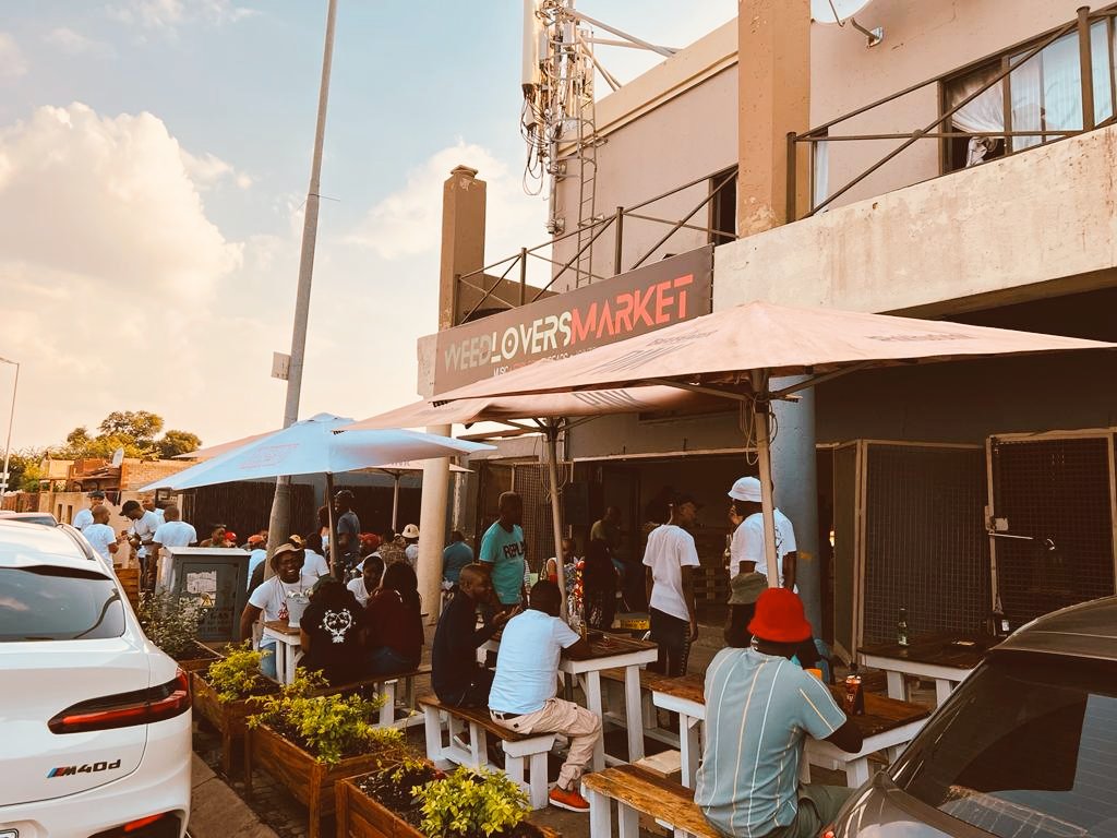 weedloversstore's tweet photo. Sundowners during our "Vinyl Sessions" yesterday at the store was a remarkable experience... A big s/o to the disc jokers 🔥🔥🔥
'Without Music Life Would Be A Mistake' ~ The WLM way ❤️🍃~
#LessIsMore #LoversOfMusic #MovementForTheKOOL https://t.co/meJtaIraen