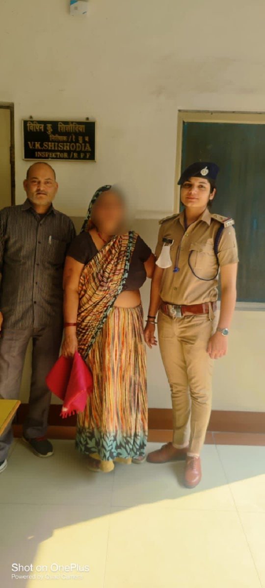RPF_INDIA's tweet photo. Life is a gift to be nurtured, cherished &amp; dedicated to the service of the mother earth.#RPF Bareilly saved a woman who tried to end her life on track.
#MissionJeewanRaksha
@RailMinIndia @AshwiniVaishnaw
@sanjay_chander https://t.co/me7ze2Q01G