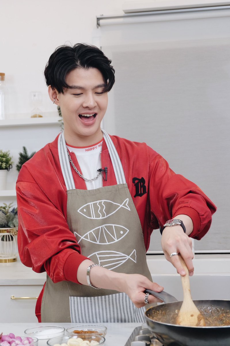 พ่อครัวคนนี้อารมณ์ดีจังเลย🥰 <a href="/Saint_sup/">Saintsup 🎬</a> 

รอติดตามได้เลย วันเสาร์ที่ 19 มี.ค.นี้ เวลา 11:00 น.
ที่ Youtube : Search Group (Official)
และ Facebook : ครัวสามสี

#ครัวสามสีxSaintSup #ครัวสามสี #ช่อง3 #Saint_sup #SaintSuppapong #MingEr #เซ้นต์หนูน้อยร้อยเรื่องเล่า