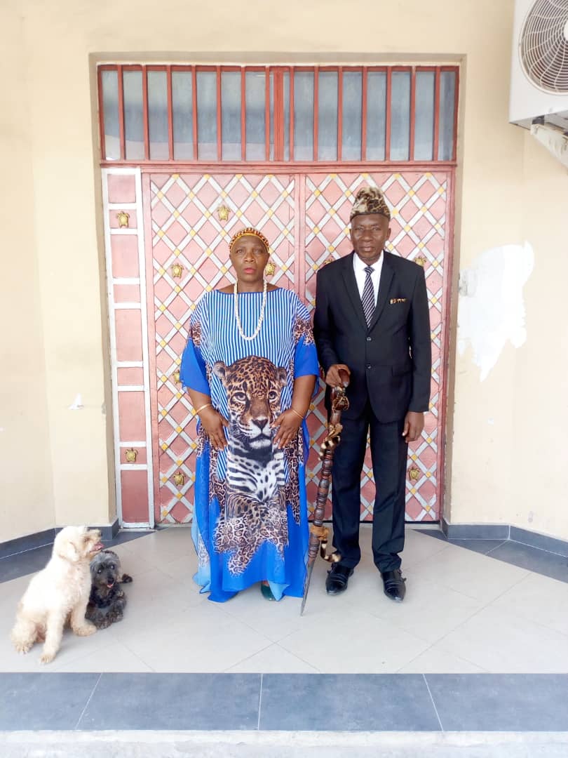 tokwauluaena2's tweet photo. #RDC En qualité #PrincesseMère #AenaOyokoWaLobanga j'ai reçu sa Majesté #KibongeShima Grand ChefCoutumier #Songye #GrandKasai Président Forum initiative pour Communautés locales. Échanges fructueux sur la contribution des #ChefsCoutumiers pour pacification de l'Est du Pays❤️🇨🇩 https://t.co/5CDISX1ZXK
