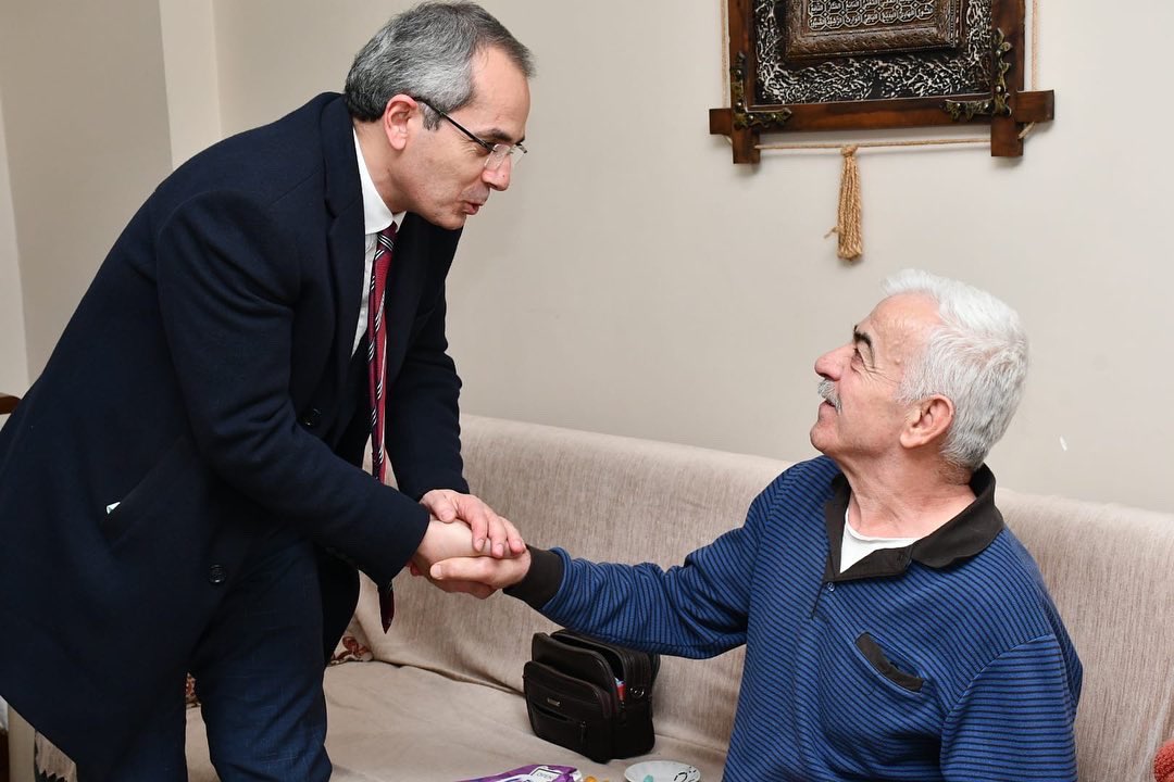 “Siz bize gelemiyorsanız, biz size geliriz” 

Hayatımızın her anında yaşlılık, hastalık ve engellilik gibi mücbir sebeplerle, Nüfus Müdürlüğümüze gelemeyecek durumdaki vatandaşlarımıza "Adreste Nüfus Hizmeti" (ANH) ile hanelerinde nüfus hizmeti vermeye devam ediyoruz.