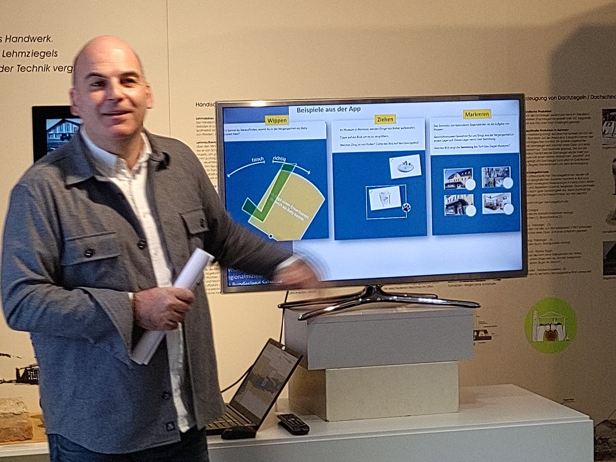 KnollPlus's tweet photo. Christoph Kühberger @PLUS_1622 heute beim Launch der Salzburger #museumsapp im Torf-, Glas- und Ziegelmuseum #bürmoos. Gratulation zu dieser tollen spielerischen Schnittstelle zwischen Schüler*innen und #regionalmuseen. In Appstores und auf https://t.co/6UaA6cIpNN #salzburg https://t.co/6zeMXPkZMw