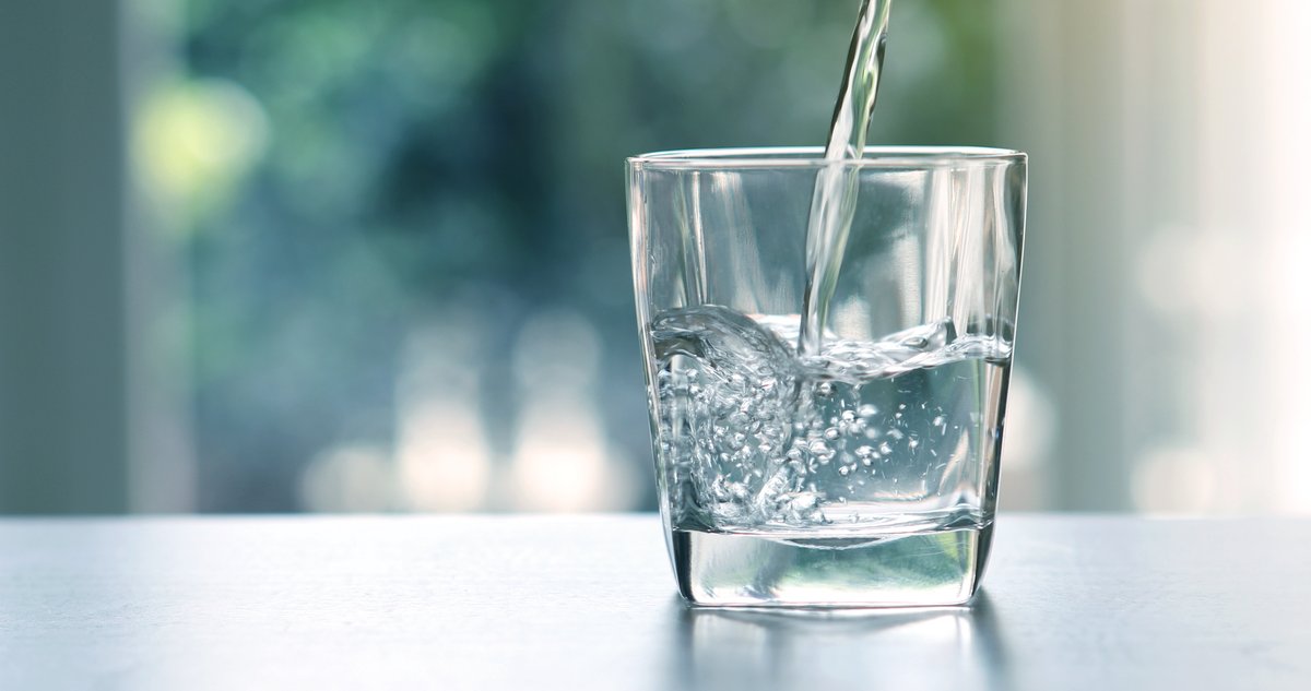 Hydration helps clear sodium and toxins from your kidneys, as well as lowers your risk for chronic kidney disease. 2.7 liters for women and 3.7 liters for men is the recommended daily intake. mayoclinic.org/healthy-lifest…
#NationalKidneyMonth #kidney