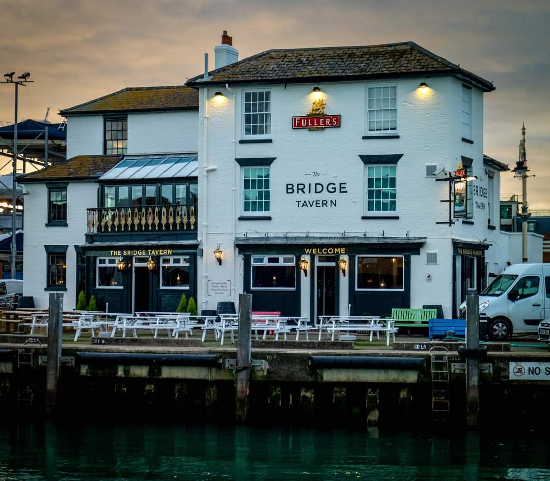 Spotted_Pompey's tweet photo. A twilight image of the Bridge Tavern at the Camber Docks.

📷 Emile Ogier https://t.co/Kv0Dp66IJ1
