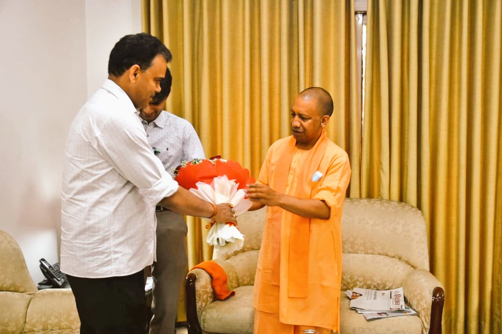 DmMuzaffarnagar's tweet photo. माननीय मुख्यमंत्री श्री योगी आदित्यनाथ जी @myogiadityanath को ऐतिहासिक जीत पर पुष्पगुच्छ भेंट कर हार्दिक बधाई दी एवं स्वागत किया। https://t.co/Rxlm7E5OJ2