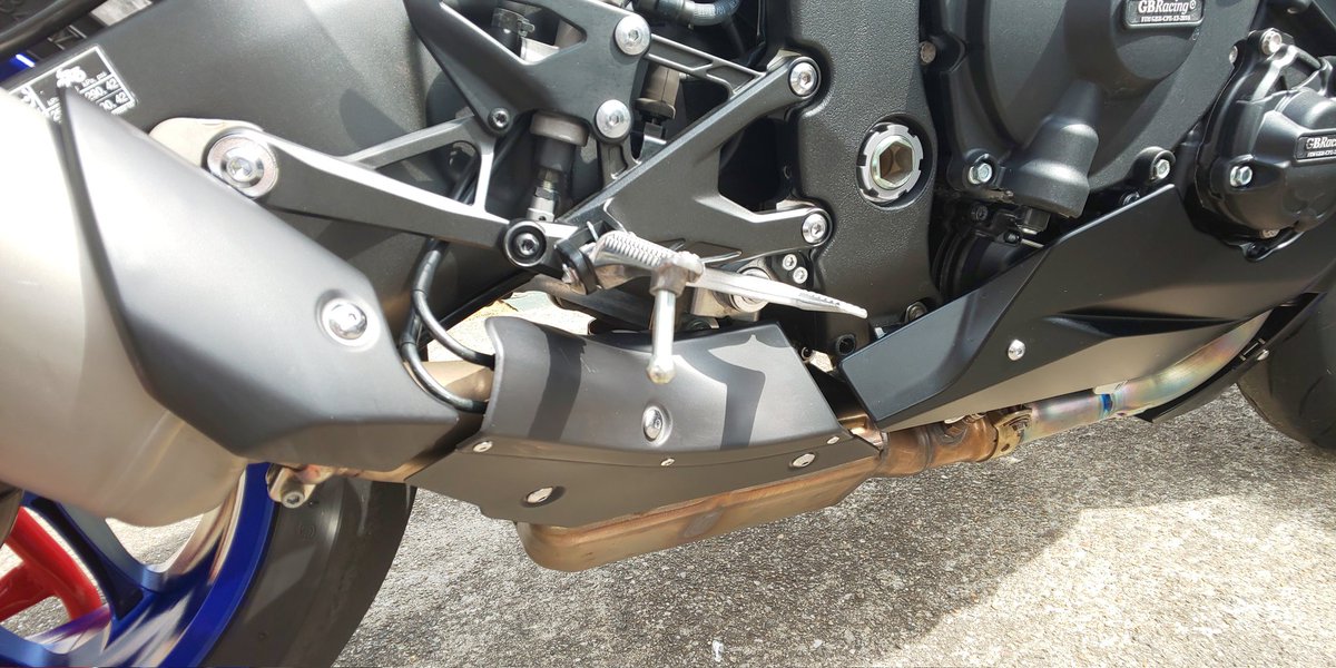 TamaQ11Q's tweet photo. そろそろR1が車検のためマフラーを純正に戻しました
もう３年も経つとは..早いな～ https://t.co/RAuW6nNi8c