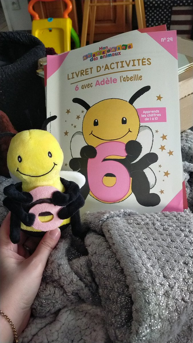 Halyssia's tweet photo. @Hachette_France a 10€ le peluche pour les enfants ça serait cool de mettre les chiffres dans le bon sens!!!! #monabecedairedesanimaux https://t.co/p7RFwvcO1U