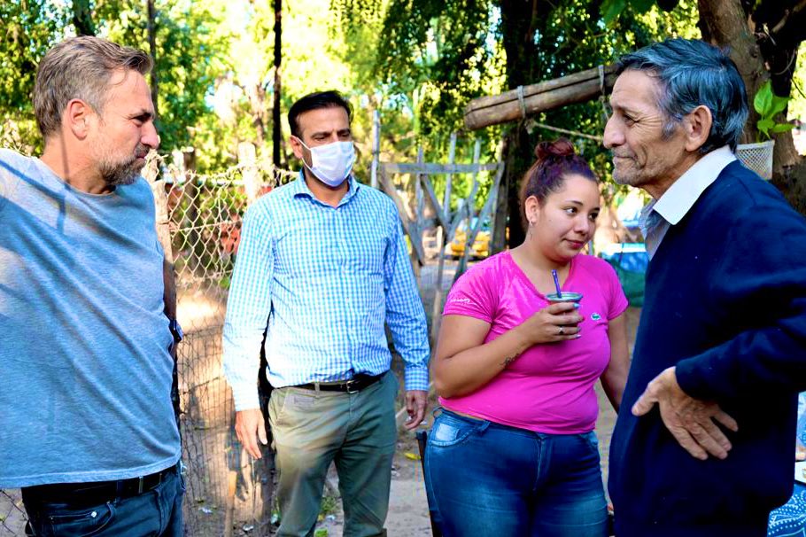 ramonjmestre's tweet photo. ¡Cuánto se hace desde acá! La fuerza que tienen Cele, Carlos y los amigos de Villa Mafekin es enorme. Vinimos a compartir la tarde con las familias que tienen un lugar todos los días en la Copa de Leche "Los Ángeles”. También pasamos a saludar a Ramón. Cuentan conmigo. 🙋🏻‍♂️ https://t.co/K3s5aWQ9OM