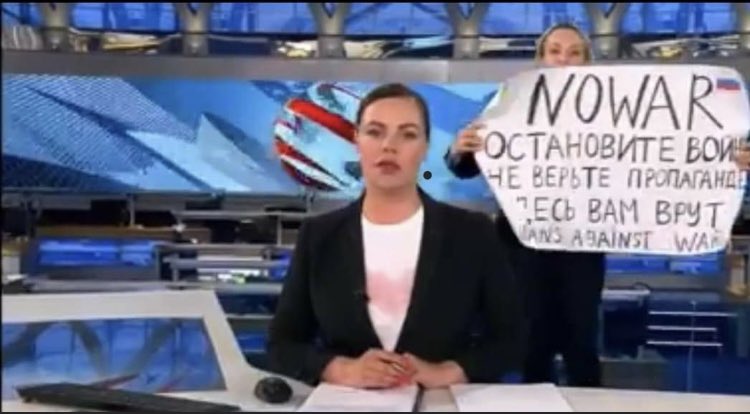 mompontet's tweet photo. Héroïque !!! Soudain sur la 1ere chaine russe. "Non à la guerre. Ne croyez pas la propagande. Elle vous ment".
Elle s'appelle Marina Ovsiannikova, elle a 2 enfants, travaille pour cette chaîne de tv. Elle a aussitôt été arrêtée. #UkraineWar 
Via Fabrice Riceputi. https://t.co/PEK70LF69G