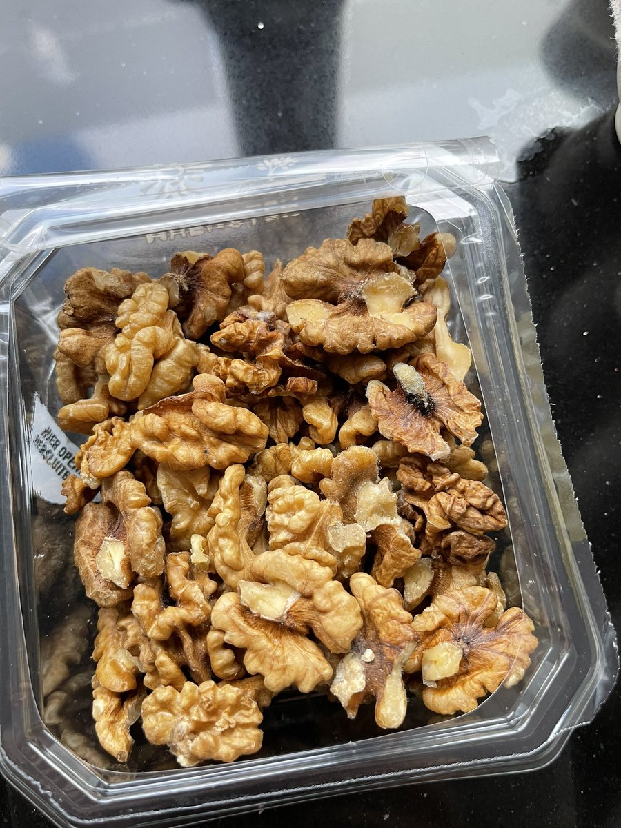 Gaat niet zo lekker he <a href="/PLUSsupermarkt/">PLUS Supermarkt</a>… vandaag wat boodschappen gedaan, eerste ei die ik uit de verpakking wil halen zit vast met de onderkant en loopt leeg bij ‘t oppakken. Alles weer opgeruimd en schoon, pak de net gekochte walnoten… onder de schimmel.