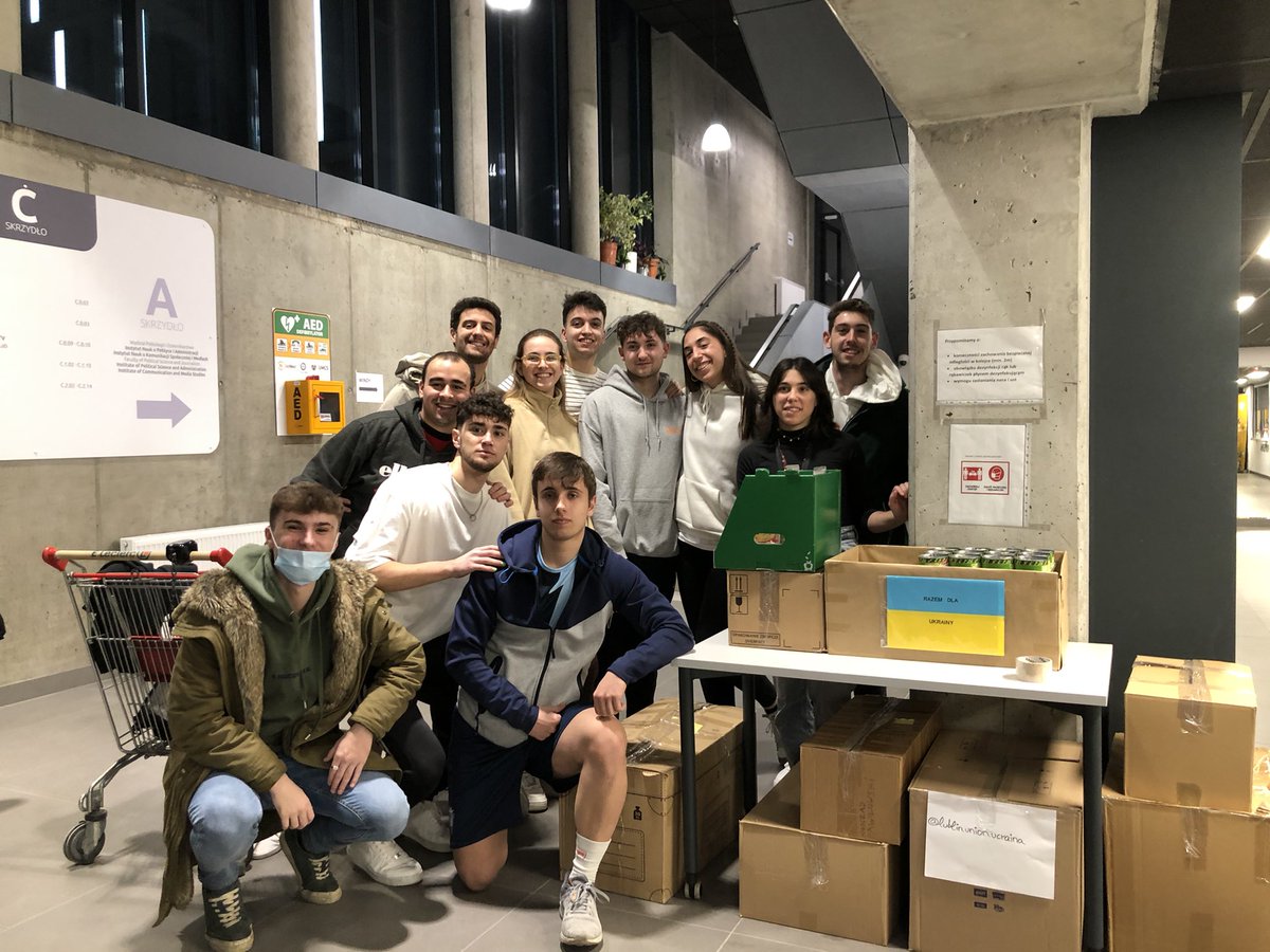 LublinU's tweet photo. Hoy nos hemos acercado a unos de los puntos de recogida que ofrecen las universidades de Lublin 💙💛#UkraineWar #volunteers #Erasmus #Polonia #RefugeesWelcome https://t.co/LduvOGVdNa