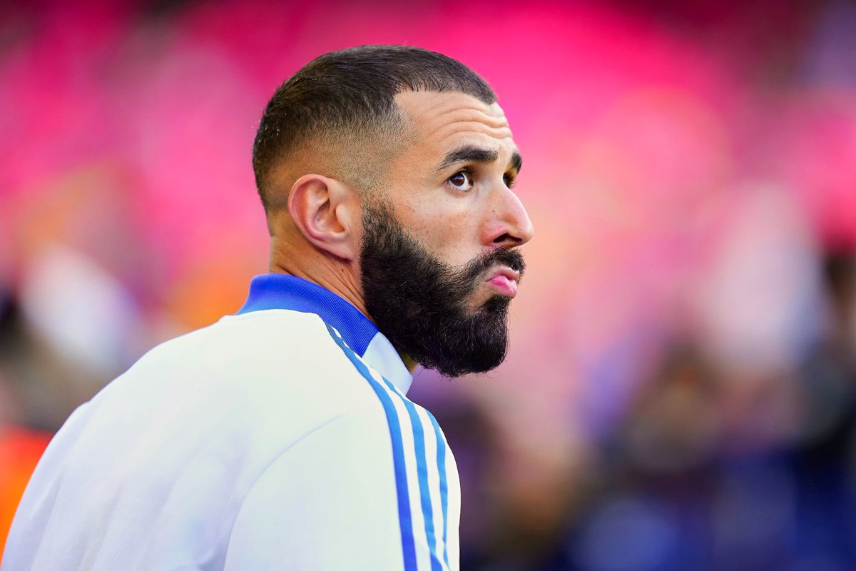 ActuFoot_'s tweet photo. Benzema est impliqué dans 45 buts en 34 matches cette saison avec le Real Madrid. 🥵

⚽️ 32 buts        🎯 14 passes d.

Le meilleur joueur du monde en ce moment. 🔥🇫🇷 https://t.co/SDrOxCeSty
