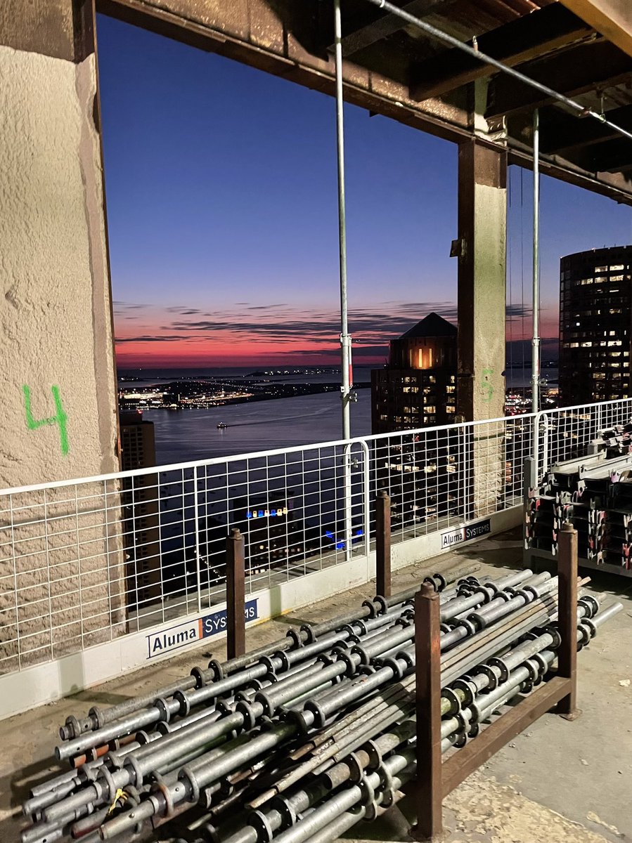 DavidOlaughlin2's tweet photo. Beautiful Boston sunrise 🌅 1Post office square View of the hardworking members of IBEW local103 the folks who keep the lights on @IBEW103 @LAntonellis103 👷♂️👷🏻♀️👷🏾🧰👍🦺💡#103strong https://t.co/wcR9yg8hp4