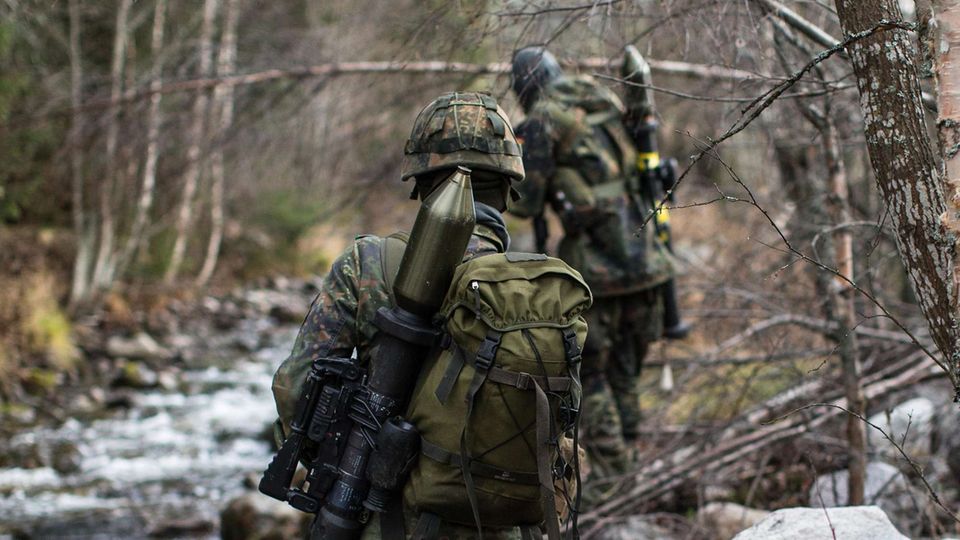 Based_Germany's tweet photo. Damn, we developed the Panzerfaust 3 in Western Germany against the Soviet T72-tank. T72 is still a common tank of the Russians and Ukraine gets 1000 PzF3 from Germany and 5000 PzF3 from Sweden alone. Not a Javelin, but this will still be a nightmare for Russian troops. https://t.co/olG0p5XICZ