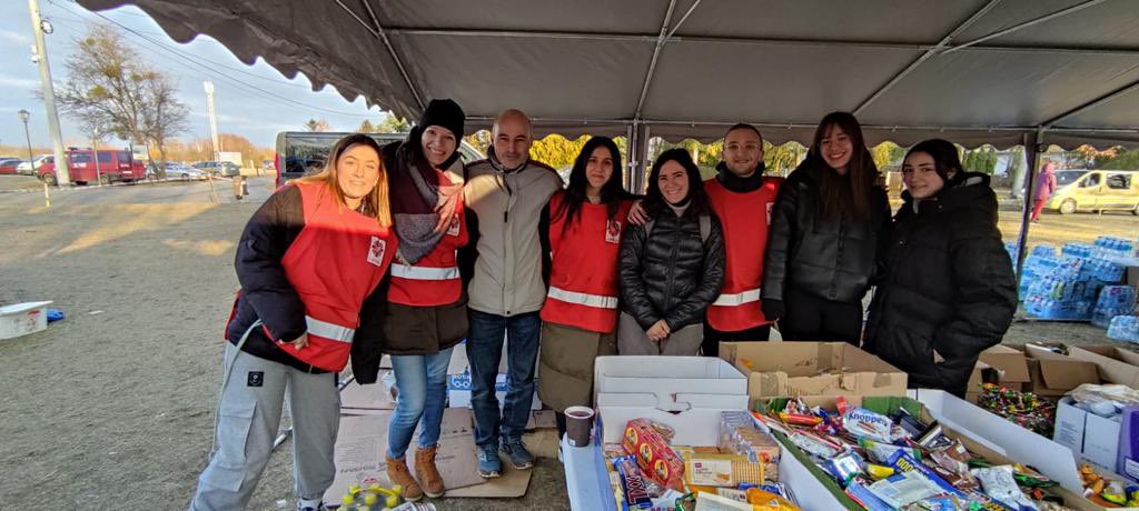 LublinU's tweet photo. Ayer nuestros compañeros, juntos a Miguel y Frani (dos gallegos que vienen cargados de ganas de ayudar), se acercaron a la frontera a echar una mano en el puesto de la Cruz Roja #ucrania #voluntarios #refusestoleaveukraine #cruzroja #GuerraUcraniaARV https://t.co/wES0wWlcsT