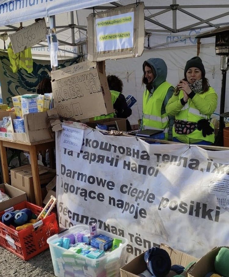 LublinU's tweet photo. Ayer nuestros compañeros, juntos a Miguel y Frani (dos gallegos que vienen cargados de ganas de ayudar), se acercaron a la frontera a echar una mano en el puesto de la Cruz Roja #ucrania #voluntarios #refusestoleaveukraine #cruzroja #GuerraUcraniaARV https://t.co/wES0wWlcsT