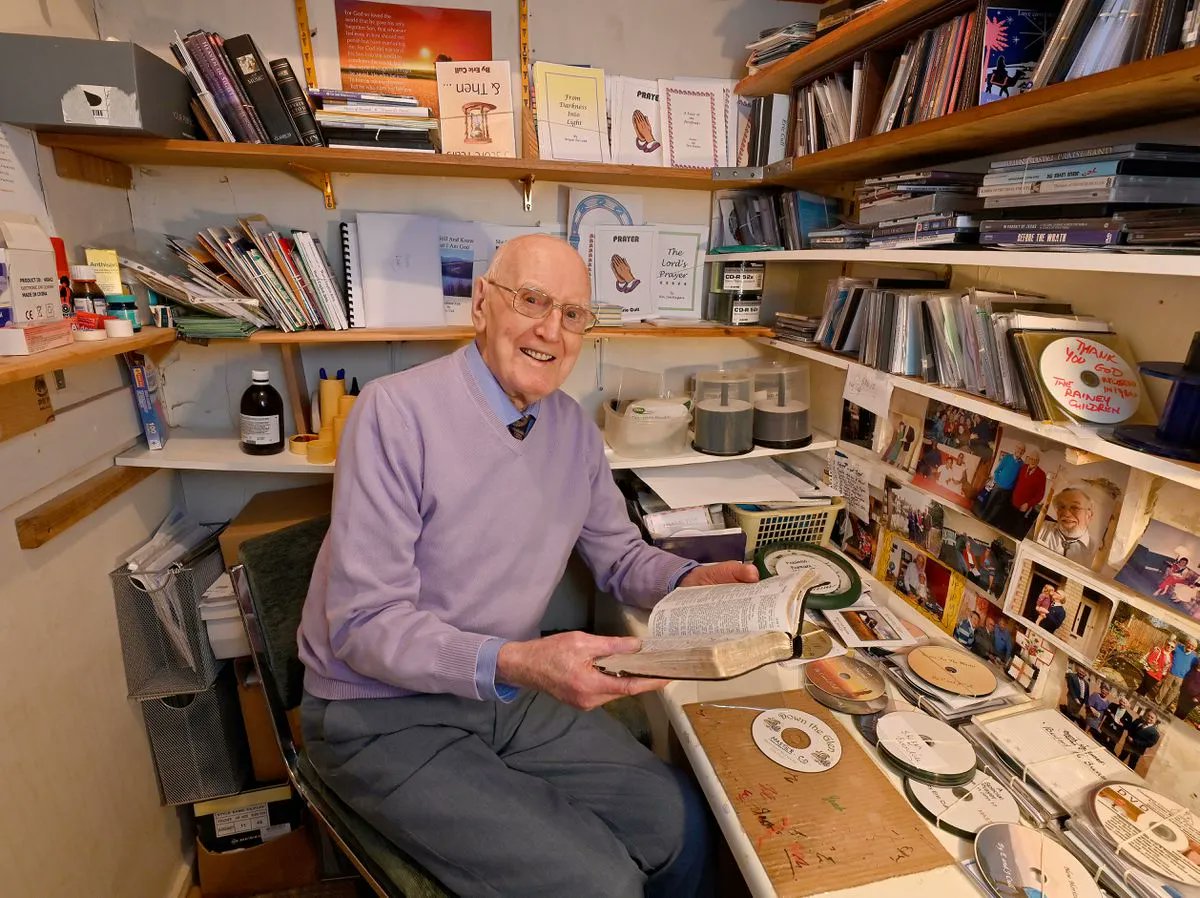 Oldplparecool's tweet photo. Eric Cull has to be one of the oldest YouTubers around, at 102-years-old is using the popular online video site to continue speaking the word of the Lord. Mr Cull has been reading psalms, prayers and passages from the Bible. #OldPeopleAreCool @linkedsenior https://t.co/HlltrPxyTO https://t.co/CE9JA5x1tA