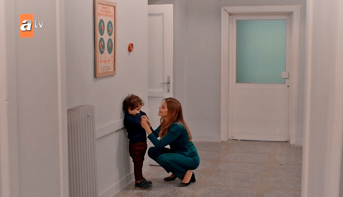 TalyaArg's tweet photo. ¿Quieres ver a tu padre mi niño lindo? Tu padre va a estar bien verdad hijo, al fin ha visto a su pequeño y a tu hermano también, seguramente se sienta mejor, tu padre jugará contigo en cuanto salga de aqui te contará todas sus historias favoritas 

GRACIAS UGUR GUNES #Zuleyha https://t.co/BJORBj1uUK