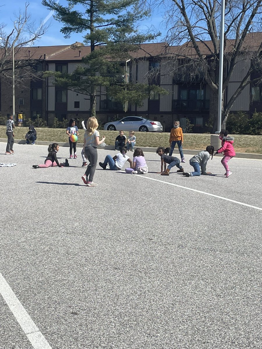 rsinger0422's tweet photo. Ss leading an exercise class at recess, why not? Super fun and building strong bodies and minds! #firstgradefun #recesstime #strongminds @BaltCoPS https://t.co/pYRdpGtEFC