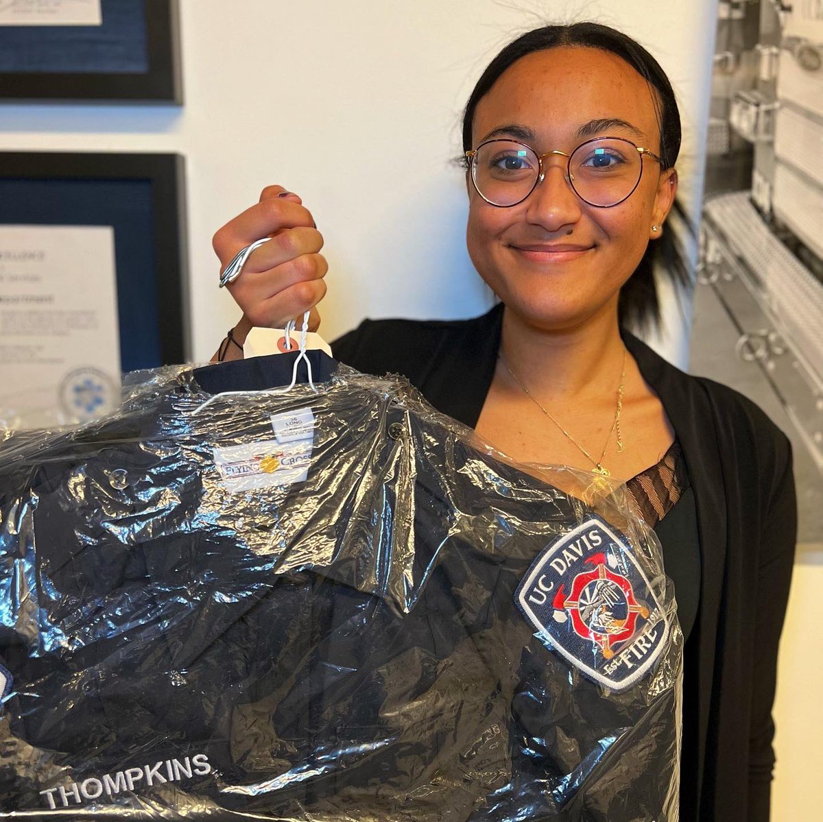 UCDavisFire's tweet image. Here are a few of our new Student EMTs picking up their uniforms for the first time ever at Station 34! Thanks to Curtis Blue Line (@curtisblueline) our students are ready to go! 👍

#UCDFD #UCDavis #AggiePride #CommunityOfEverydayHeroes #UCDavisFire #PulsePoint #FireFighter #EMT