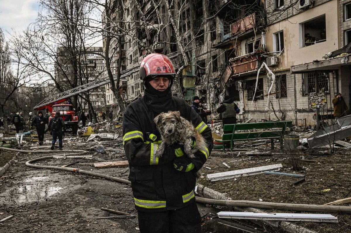 Obolon after Russian shelling today. It’s one of the famous district in Kyiv.
Photo: AFP/Aris Messinis