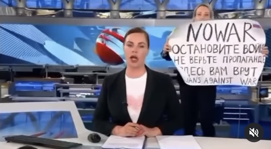 “NO WAR. Parem a guerra. Não acreditem na propaganda. Aqui, mentem-vos. Russians against war”

Jornalista do Channel 1 Russia, durante o primetime noticioso. Neste momento, está detida.
Teve o efeito de aumentar as buscas, online, na Rússia, de: “não à guerra” e “parem a guerra”.