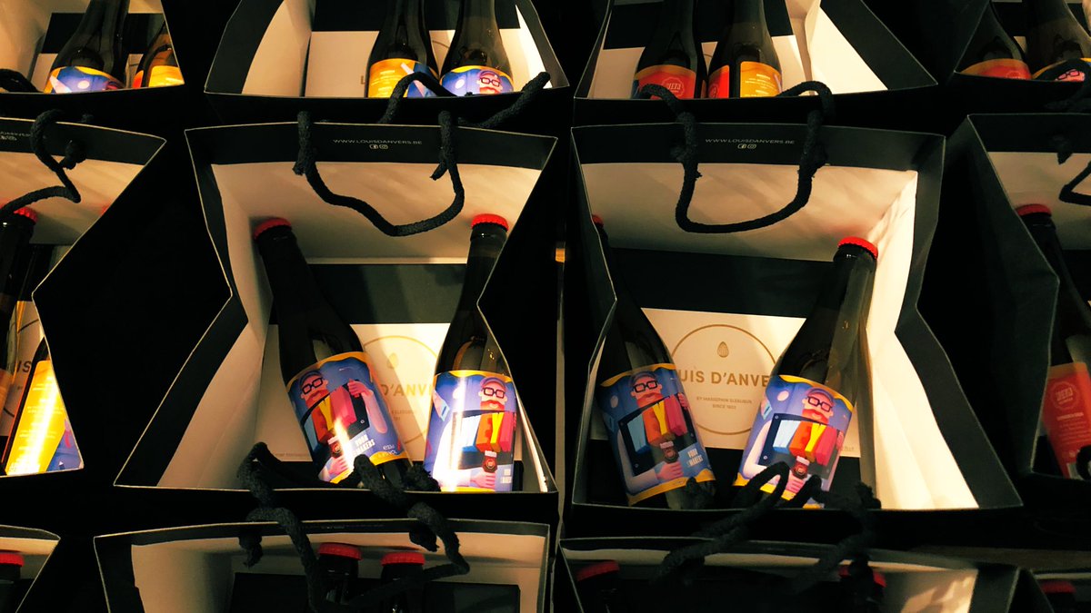 Bert_VdA's tweet photo. Verjaren is ook kadootjes voor het personeel van @abtechnics! En hoe beter dan jonge ondernemers in kwaliteit #food steunen?
Dus: @maartenweyn met z’n nog jong @weynbrouwerij #Weyn bier;
en @bartpeelmans met z’n eeuwling #sleeubus marsepein in de nieuwe #LouisdAnvers pralines! https://t.co/YjRxUJJds7