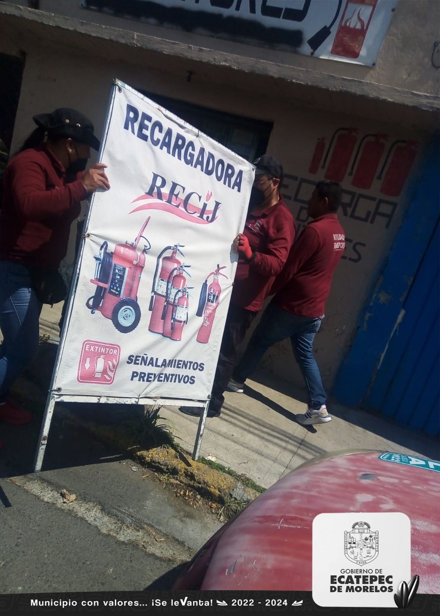 Invitamos a nuestros vecinos y comerciantes de la av. Plutarco Elías Calles, a retirar los vehículos y obstáculos que se encontraban sobre la banqueta, con la finalidad de que los transeúntes y personas con capacidades diferentes puedan desplazarse libremente.#MunicipioConValores