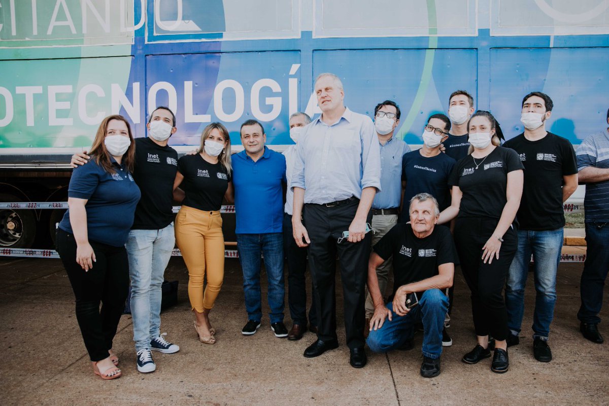 gobmisiones's tweet photo. En el #PoloTIC el gobernador @herrerayflia y el ministro de @EducacionAR, @jaimeperczyk visitaron el Aula Taller Móvil destinado a la formación agropecuaria. Ofrecer capacitaciones cortas y de inserción laboral en un formato itinerante otorgando títulos reconocidos por el INET. https://t.co/xgJRynt2ZQ