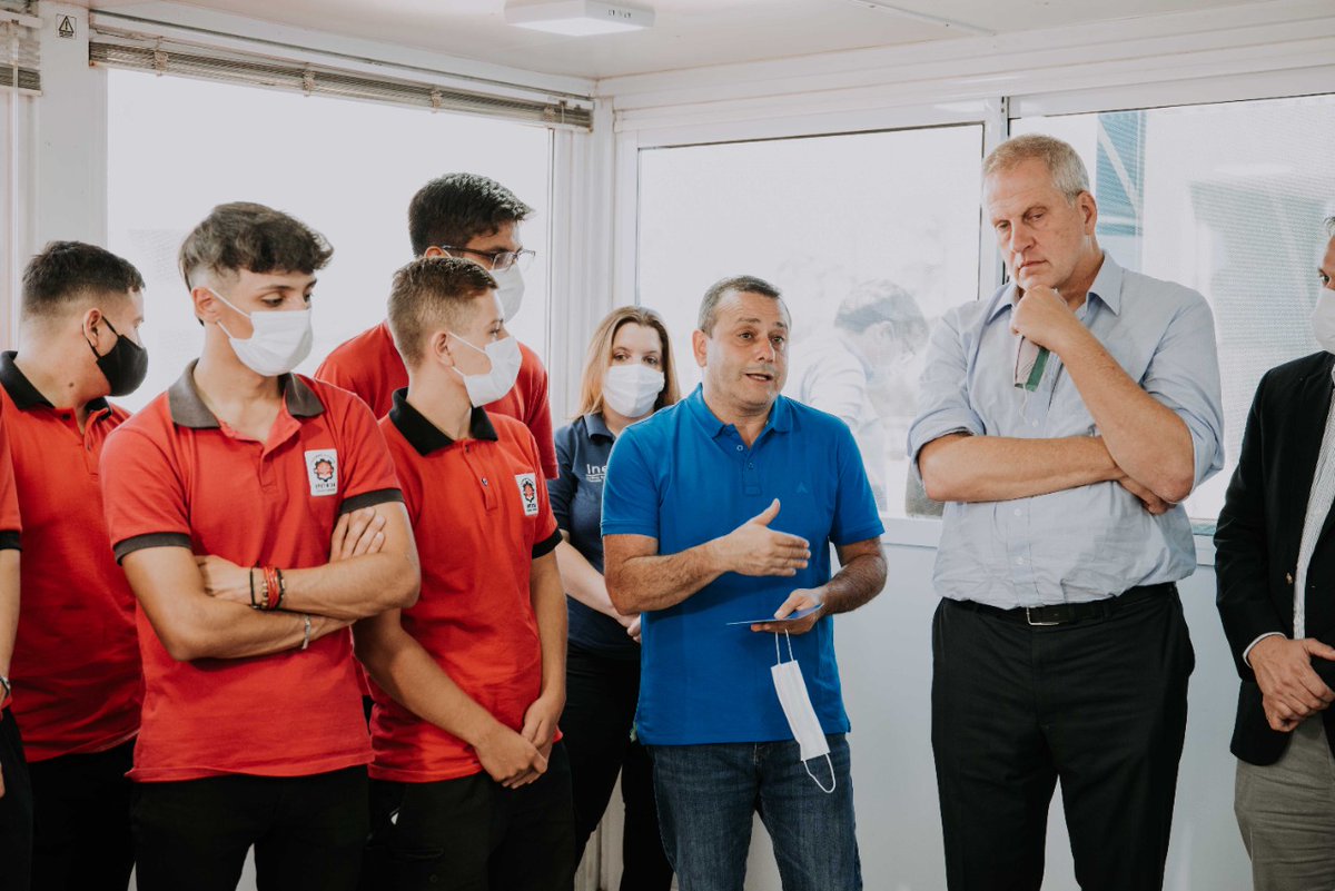 gobmisiones's tweet photo. En el #PoloTIC el gobernador @herrerayflia y el ministro de @EducacionAR, @jaimeperczyk visitaron el Aula Taller Móvil destinado a la formación agropecuaria. Ofrecer capacitaciones cortas y de inserción laboral en un formato itinerante otorgando títulos reconocidos por el INET. https://t.co/xgJRynt2ZQ